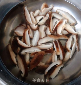 双菇辣白菜炒鸡蛋的做法步骤：3