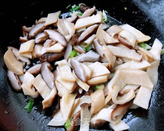 双菇辣白菜炒鸡蛋的做法步骤：7