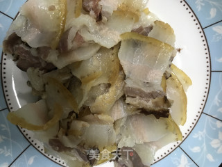 折耳根（鱼腥草）炒腊肉的做法步骤：1