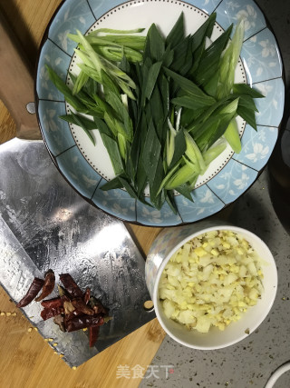 折耳根（鱼腥草）炒腊肉的做法步骤：2