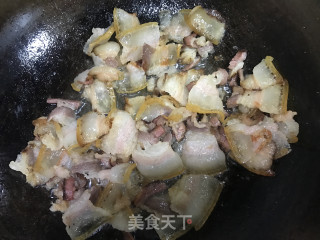 折耳根（鱼腥草）炒腊肉的做法步骤：3