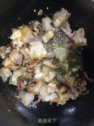 折耳根（鱼腥草）炒腊肉的做法步骤：4