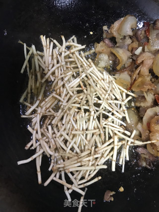 折耳根（鱼腥草）炒腊肉的做法步骤：5