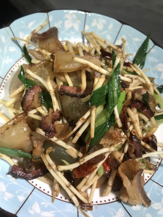 折耳根（鱼腥草）炒腊肉的做法步骤：6