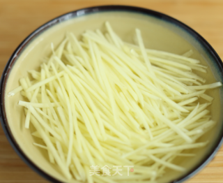 酸辣土豆丝的做法步骤：1