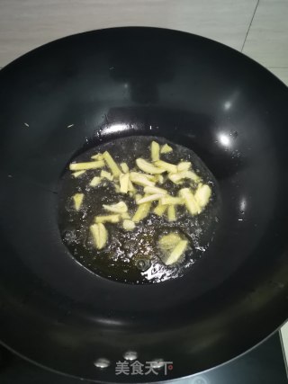胡萝卜丝炒小鱼干的做法步骤：2