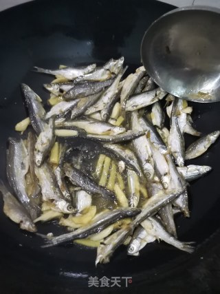 胡萝卜丝炒小鱼干的做法步骤：4
