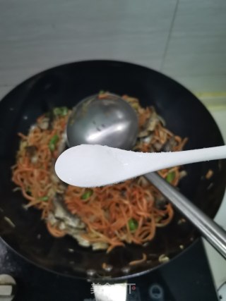 胡萝卜丝炒小鱼干的做法步骤：9