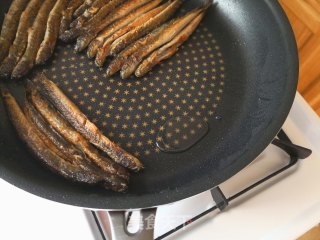 香煎泥鳅鱼的做法步骤：6