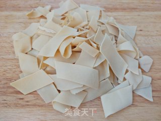 白菜炒干豆腐的做法步骤：2