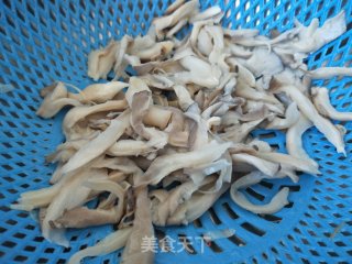 白菜炒鲜蘑的做法步骤：2