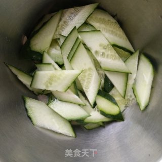 猪头肉腐竹拌瓜片的做法步骤：2