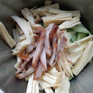 猪头肉腐竹拌瓜片的做法步骤：4