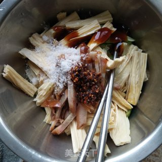猪头肉腐竹拌瓜片的做法步骤：5