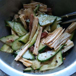 猪头肉腐竹拌瓜片的做法步骤：6
