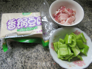 青椒五花肉炒香锅豆腐的做法步骤：1