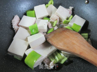 青椒五花肉炒香锅豆腐的做法步骤：5