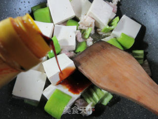 青椒五花肉炒香锅豆腐的做法步骤：6