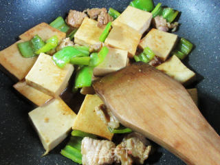 青椒五花肉炒香锅豆腐的做法步骤：9