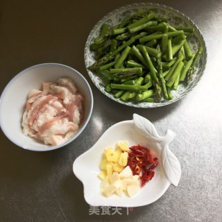 炒芦笋的做法步骤：1
