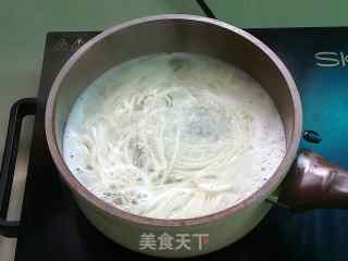 酸辣鸡丝汤面的做法步骤：4