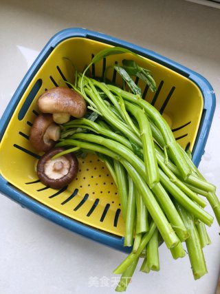 空心菜梗炒香菇的做法步骤：1
