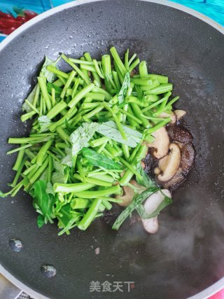空心菜梗炒香菇的做法步骤：7