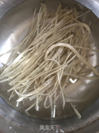 鲮鱼丸粉条汤的做法步骤：1