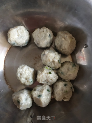 鲮鱼丸粉条汤的做法步骤：2