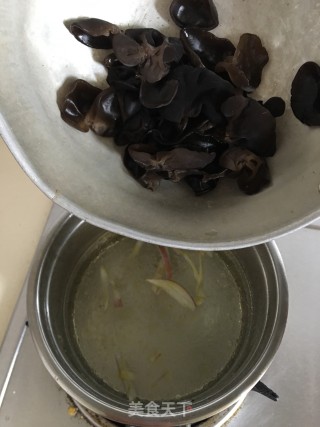 鲮鱼丸粉条汤的做法步骤：6
