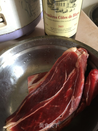 红酒炖牛腱肉的做法步骤：1