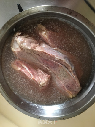 红酒炖牛腱肉的做法步骤：2