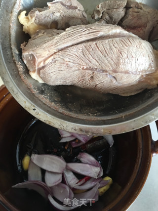 红酒炖牛腱肉的做法步骤：6