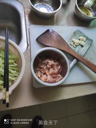家常炒肉的做法步骤：1