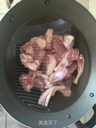 香辣鸭的做法步骤：1