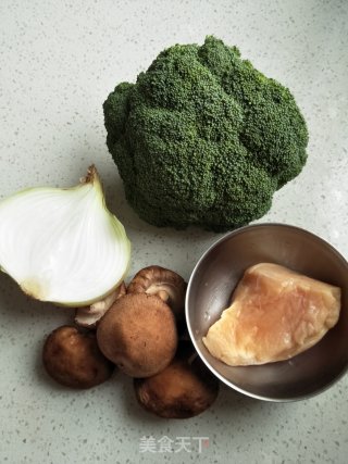 鸡肉洋葱炒西兰花的做法步骤：1