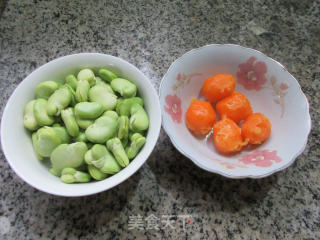 咸蛋黄炒蚕豆肉的做法步骤：1