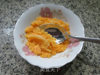咸蛋黄炒蚕豆肉的做法步骤：2
