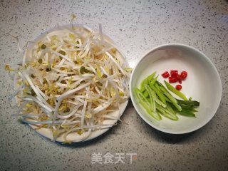 酸辣豆芽的做法步骤：1
