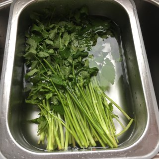水芹猪肉饺的做法步骤：1