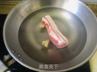 简易版回锅肉的做法步骤：1