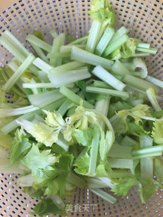 芹菜炒干丝的做法步骤：1