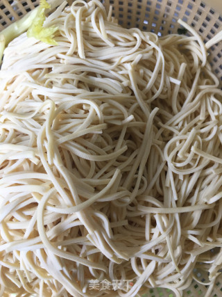 芹菜炒干丝的做法步骤：2