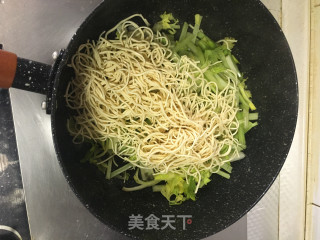 芹菜炒干丝的做法步骤：3