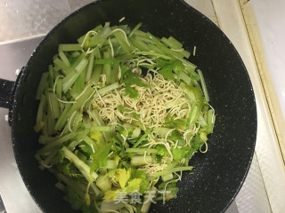 芹菜炒干丝的做法步骤：4