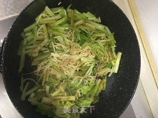 芹菜炒干丝的做法步骤：5