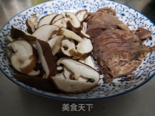香菇炒牛肉的做法步骤：1