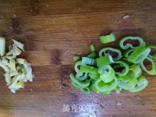 香菇炒牛肉的做法步骤：2