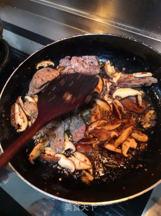 香菇炒牛肉的做法步骤：4