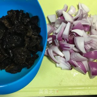 紫洋葱炒木耳的做法步骤：1